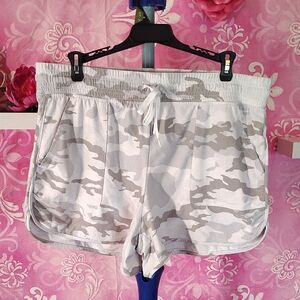 Source Unknown Women's Light Gray Camouflage Shorts
